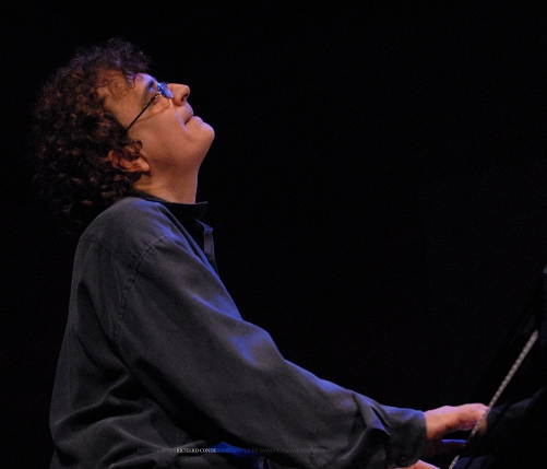 Laszlo Gardony performing